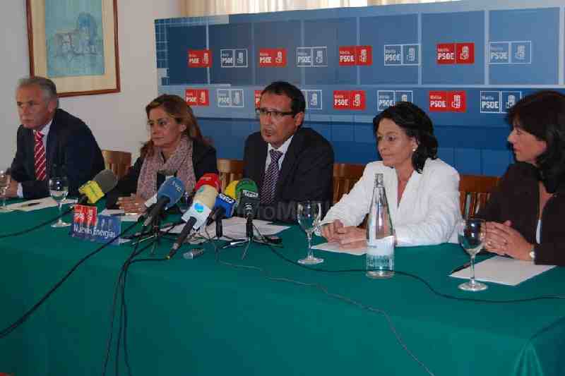Los senadores socialistas junto a Dionisio Muñoz