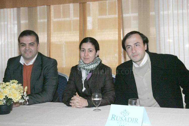 Yonaida Sal-lam (centro) junto al abogado Mohamed Busian