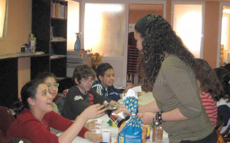 Chavales en la sede de ADIMEL.