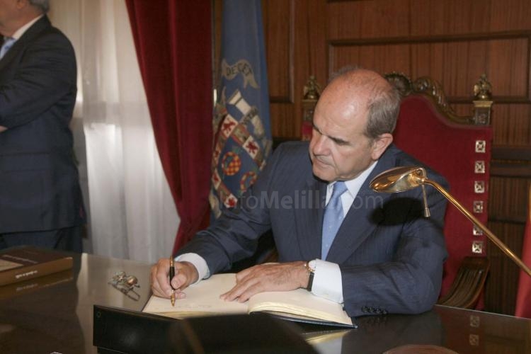 El ex presidente de Andalucía instará a Griñán a acelerar los trámites para la firma del convenio con Melilla