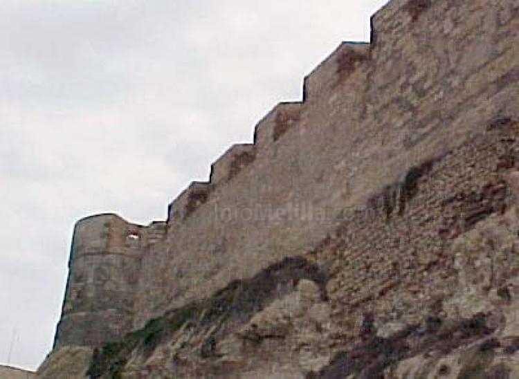 La Ciudad desaloja a los menores del Baluarte de San Pedro tras detectar grietas en la estructura del recinto