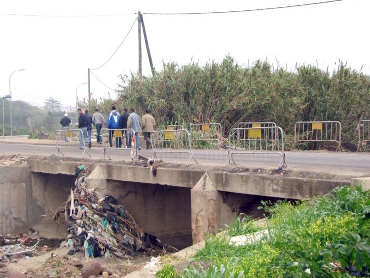 Emilio Folgar denuncia la “lamentable” situación del puente de la carretera de Farhana y reclama una actuación urgente de los responsables