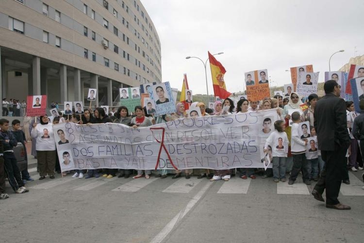 Alrededor de 500 melillenses participan en la manifestación para pedir justicia para Rachid y Salam