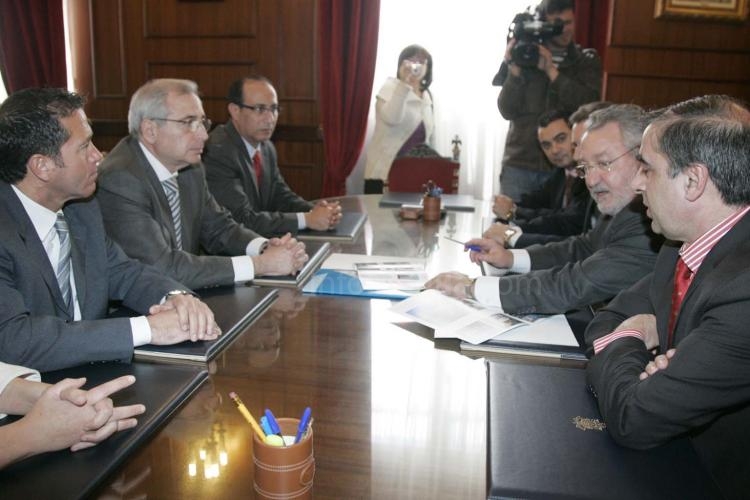 El Gobierno de Melilla ofrece su colaboración para atraer la llegada a la ciudad de más especialistas sanitarios