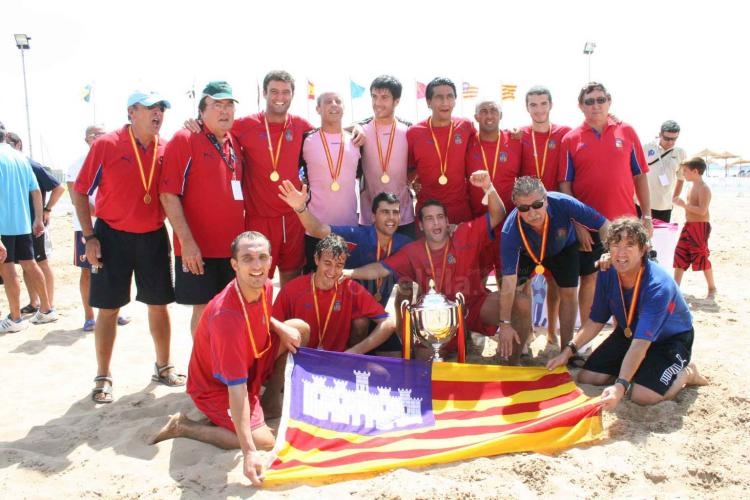 La selección campeona, la Balear, con su merecido trofeo