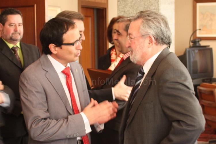 Muñoz conversando con Soria durante su visita a Melilla