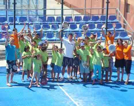 El pádel melillense sella su compromiso social con los más jóvenes de las colonias de verano