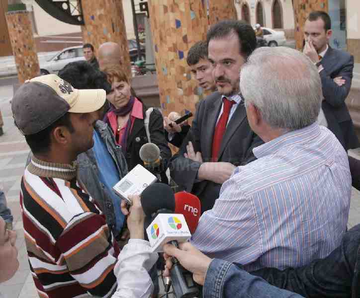 Carlos Iturgáiz trasladará el problema de los 63 bengalíes de Melilla a Díaz de Mera para tratar el asunto en el Parlamento Europeo