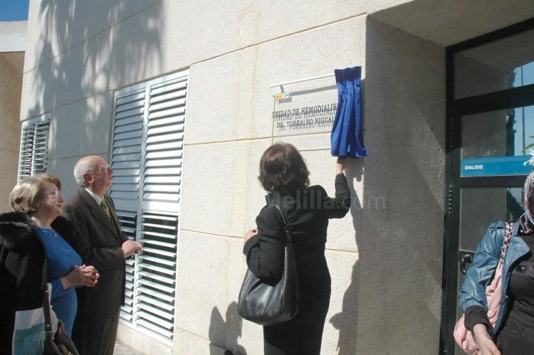 Momento del descubrimiento de la placa en homenaje al doctor Torralbo