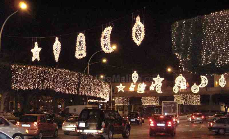 Casi un millón de microbombillas de colores traen la Navidad a las calles de Melilla