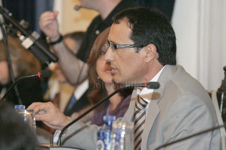 El PSOE califica de "corruptela" el proyecto de 'Isla de Talleres', mientras el Gobierno le avisa de que acudirá a los tribunales