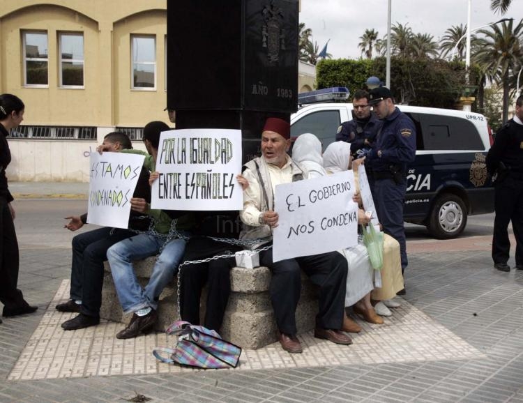 La familia del preso en huelga de hambre se encadena a un monolito en Melilla como señal de protesta por el proceso de extradición a Marruecos