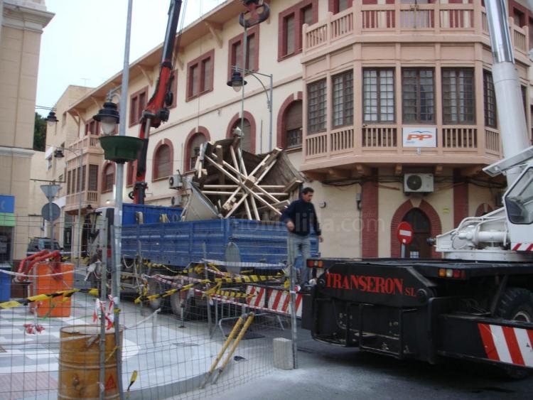 Retiran la cúpula de la iglesia del Sagrado Corazón de Melilla para su restauración