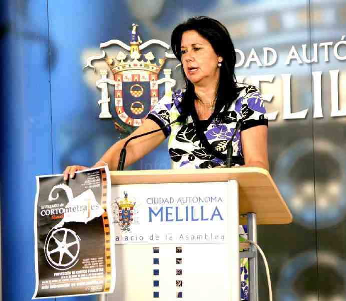 Simi Chocrón muestra el cartel del certamen