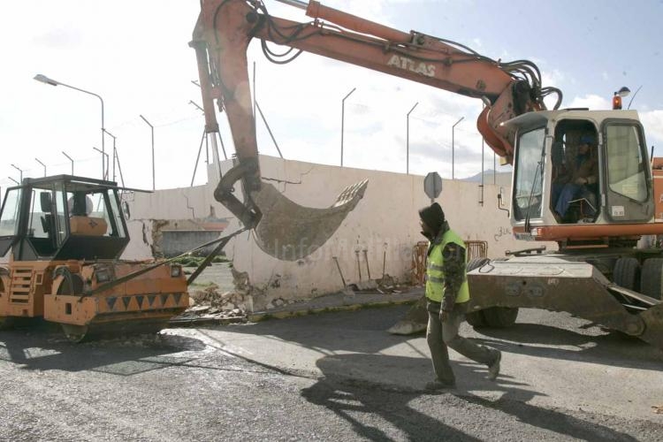 Una apisonadora pierde el control y se estrella contra el muro de un cuartel en Melilla