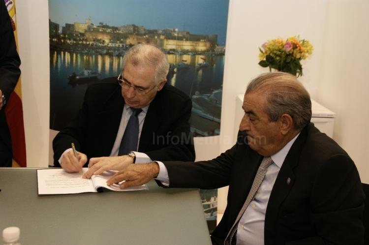 Imbroda y José Hidalgo en el stand de Melilla en Fitur