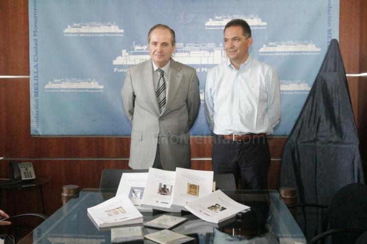 José Vallés y Juan Antonio Bellver muestran los cinco tomos de los que consta el catálogo