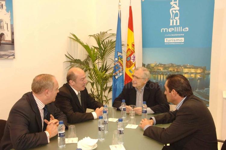Responsables del Gobierno de Melilla y Air Nostrum durante la reunión mantenida en FITUR