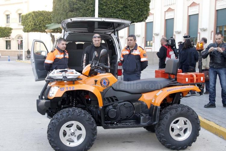 Imbroda presenta dos nuevos vehículos adquiridos para la mejora del servicios en el área de Seguridad Ciudadana y Bienestar Social