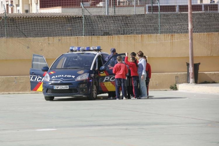 La Policía Nacional explica a los escolares los riesgos de internet y otros peligros