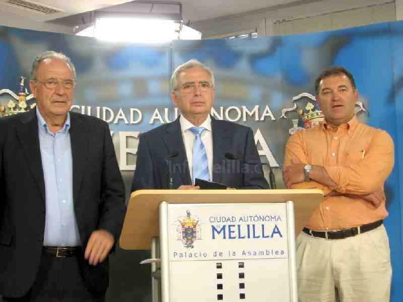 Imbroda junto a los consejeros de Medio Ambienta y Deportes explicando las últimas novedades