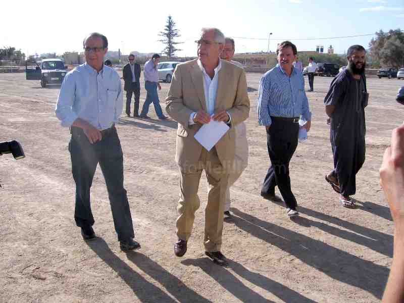 Imbroda coloca la primera piedra de las obras de construcción de un campo de fútbol 7 junto a la Cañada