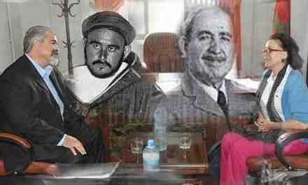 Yahya Yahya, con Abdelkrim al fondo, conversa con la hija del general Mizzian