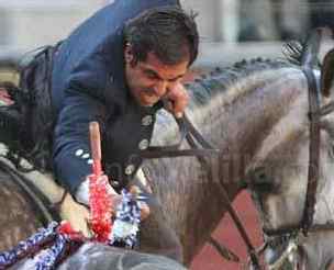 Encabo pone la categoría, Vega canta a la dignidad y Melilla vive una hermosa corrida de toros