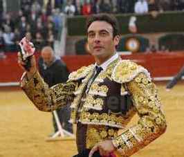 Enrique Ponce dicta una lección magistral de torería en la Mezquita del Toreo
