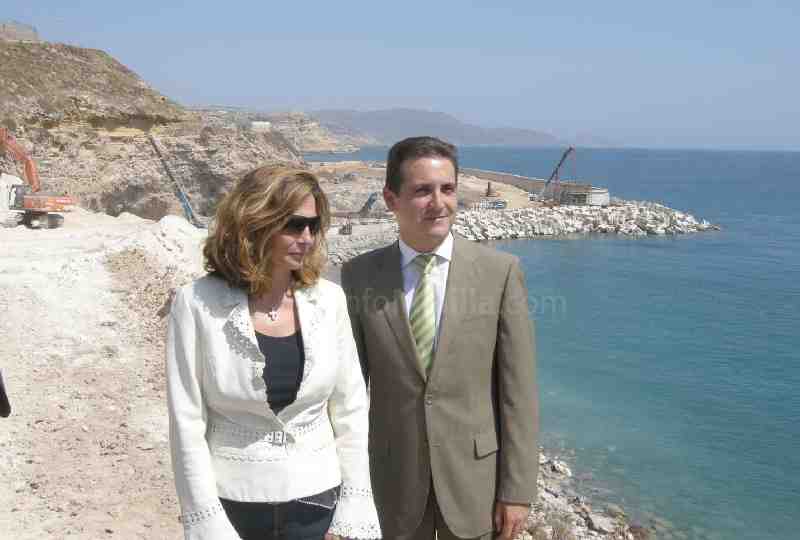 Alicia Paz junto a Gregorio Escobar visitando las obras