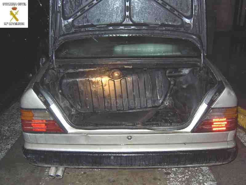 Hallan a inmigrante oculto en un doble fondo junto al depósito de gasolina