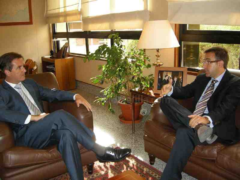 El Delegado del Gobierno, Gregorio Escobar, reunido con el Inspector de Trabajo y Seguridad Social,