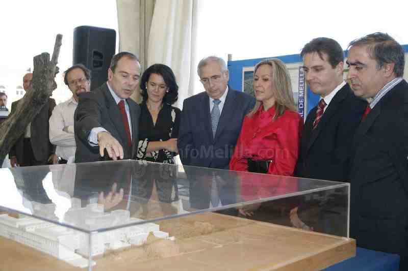 Trinidad Jiménez pone la primera piedra del Hospital Universitario de Melilla