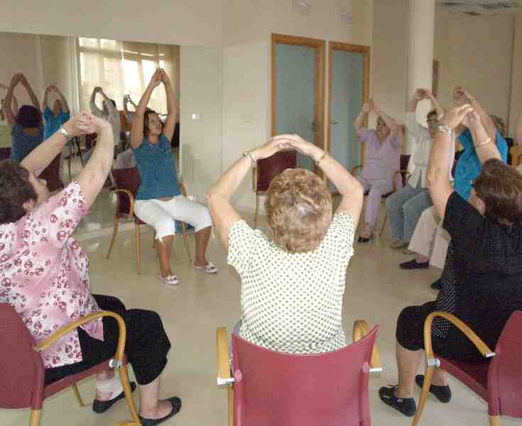 Los mayores del Imserso se acercan al mundo del yoga, la mente y la relajación en el Centro de Día