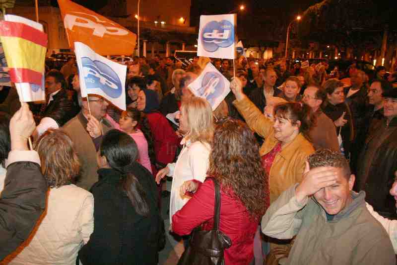 La campaña electoral comenzará oficialmente a las doce de esta noche con la tradicional pegada de carteles