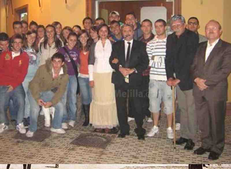 Los universitarios melillenses pasean por el Triángulo de Oro con 'Enrique Nieto'
