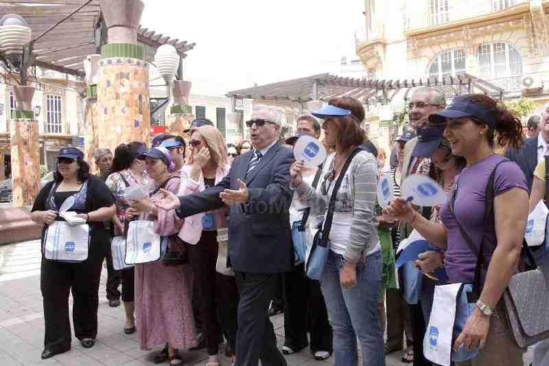 La Caravana Popular inicia su recorrido por los barrios de la ciudad llevando su programa electoral
