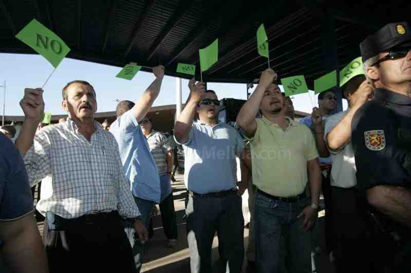 Protestan ante la frontera de Marruecos en contra de la petición de la tarjeta verde a vehículos de Melilla