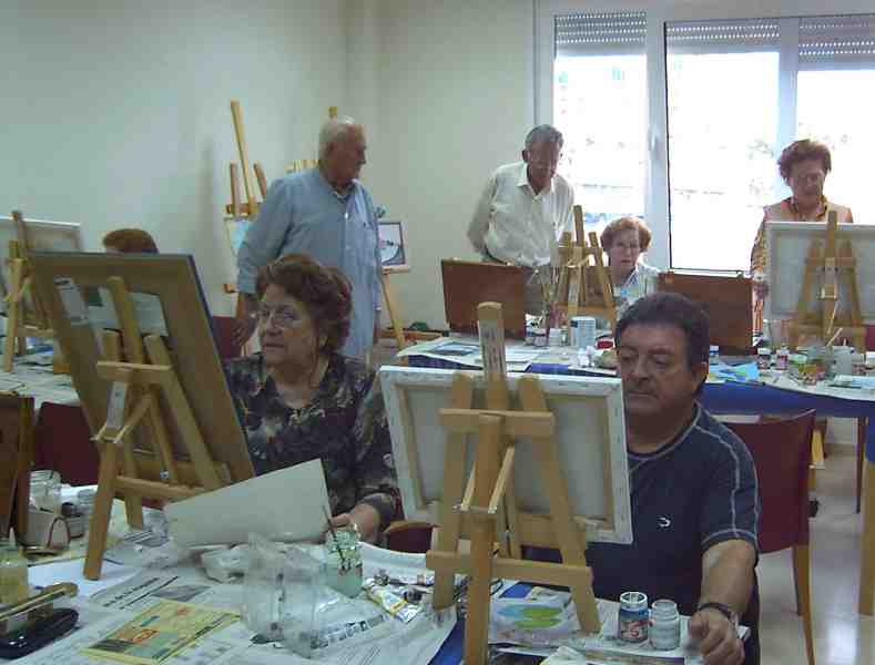 El Centro Social de Mayores del Imserso muestra su taller de pintura a los melillenses