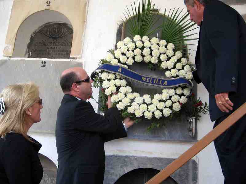 Las autoridades de Melilla rinden homenaje a ciudadanos ilustres ya fallecidos en la tradicional visita al cementerio
