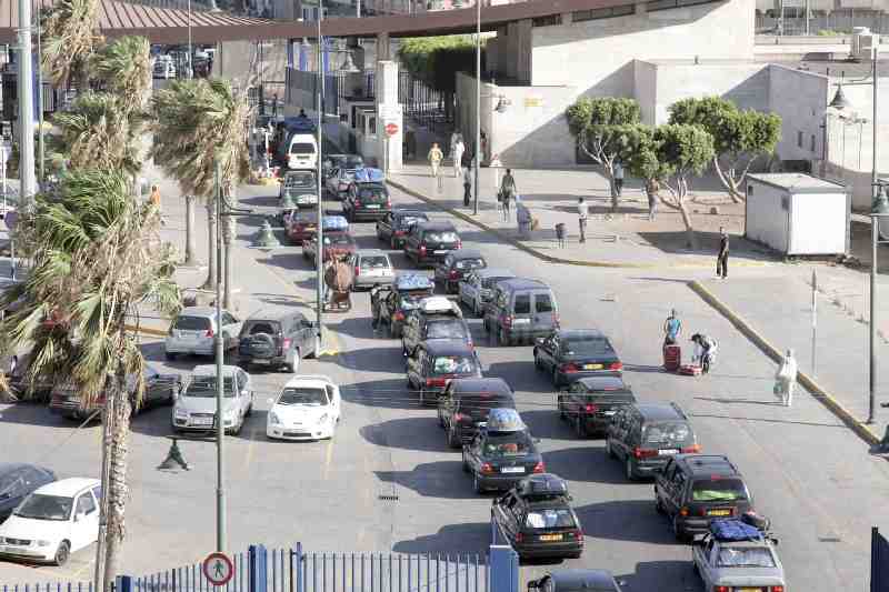 La frontera de Melilla sufre importantes retenciones por el aumento de vehículos de la OPE
