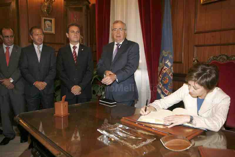 La ministra ha firmado en el Libro de Oro