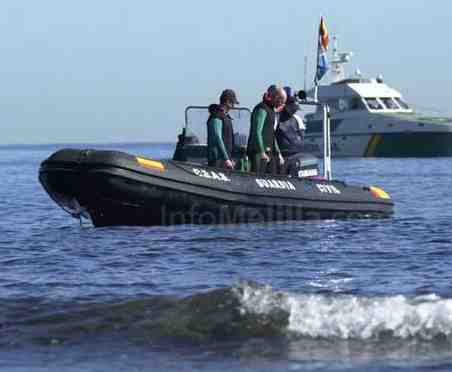 La Guardia Civil salva la vida de una melillense que se ahogaba, inconsciente, en el Dique Sur