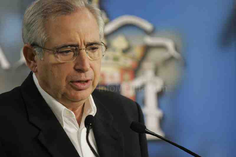 Imbroda pide que las líneas con Málaga y Madrid sean de interés público