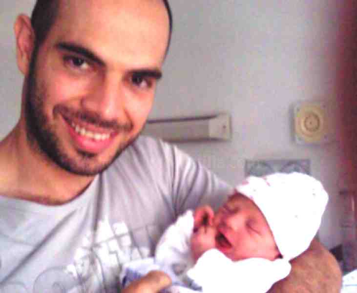 Héctor con su recién nacida hija, Carol