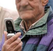 Cruz Roja inicia un programa para formar a los mayores en el uso del teléfono móvil
