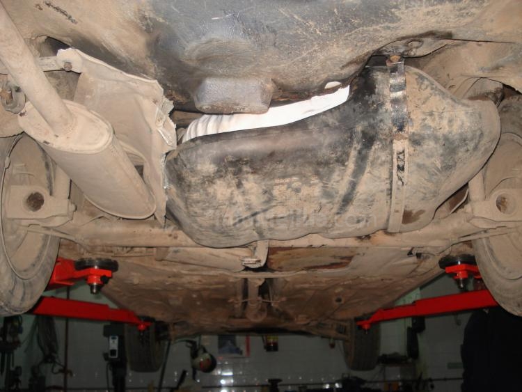 Hallan una subsahariana oculta en el hueco del depósito de gasolina de un coche