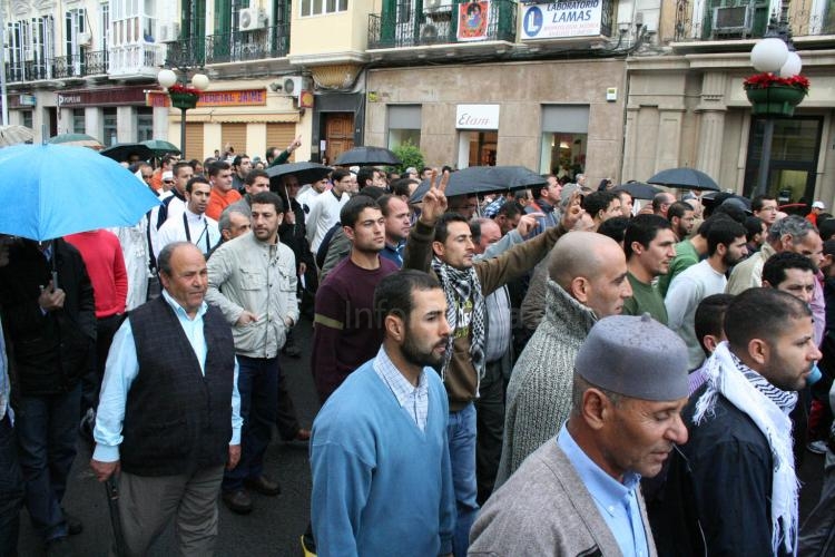 Unos 1.300 musulmanes rezan en Melilla por las víctimas de Palestina