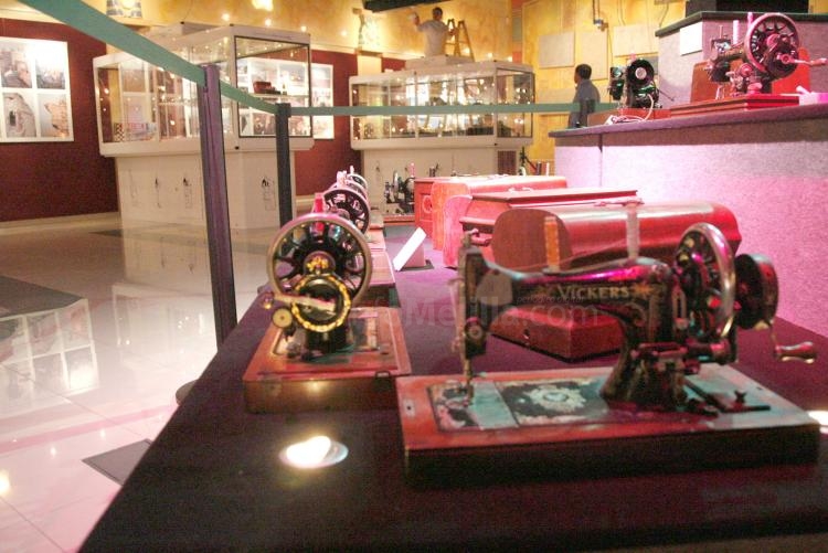 La Fundación Gaselec exhibe a partir de mañana viernes colecciones de objetos curiosos de particulares