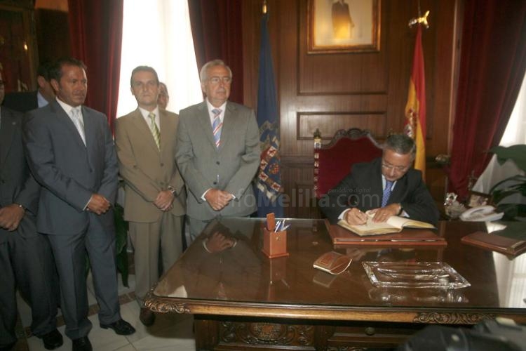 Blanco firmando en el Libro de Oro de la Ciudad